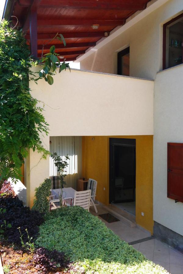 Apartments Caterina พูลา ภายนอก รูปภาพ